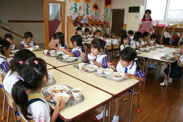 お給食（月曜～金曜の完全給食）